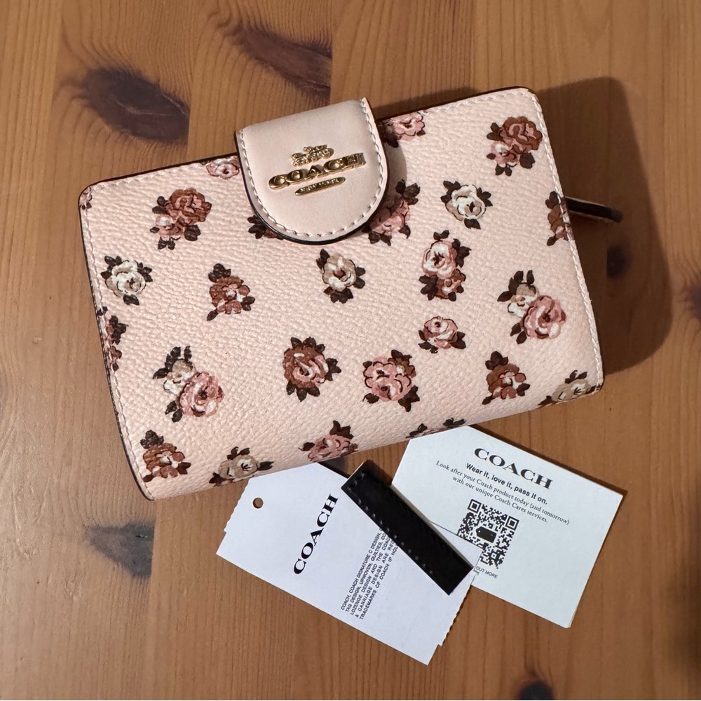 🌸 Coach Medium Corner Zip Wallet With Rosette Print